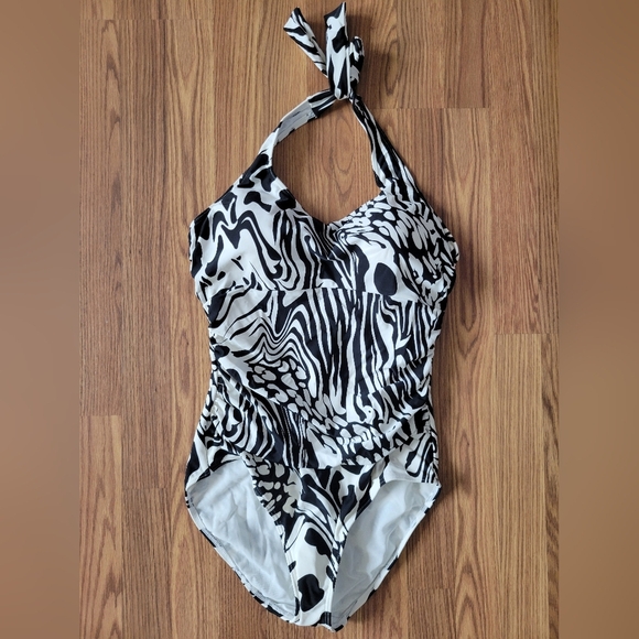 Shape FX Other - Shape Fx Women's White Black Abstract Halter Padded One-Piece Swimsuit Size 12
